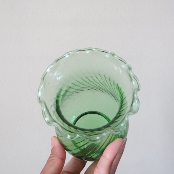 Small Emerald Green Glass Flower Vase Bud Vase Decorative Table Vase Classic - Picture 5 of 8